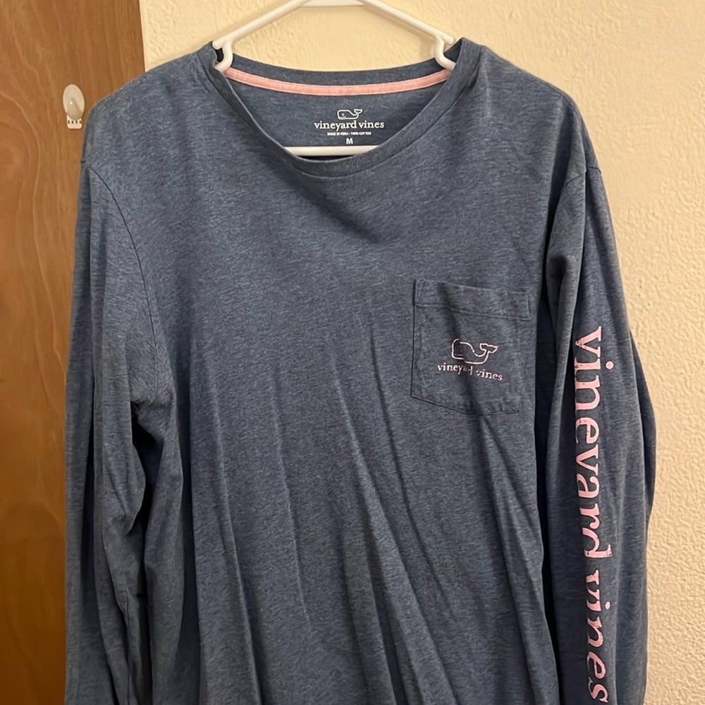Vineyard Vines Men’s long sleeve Light blue w/ pink details, Size M